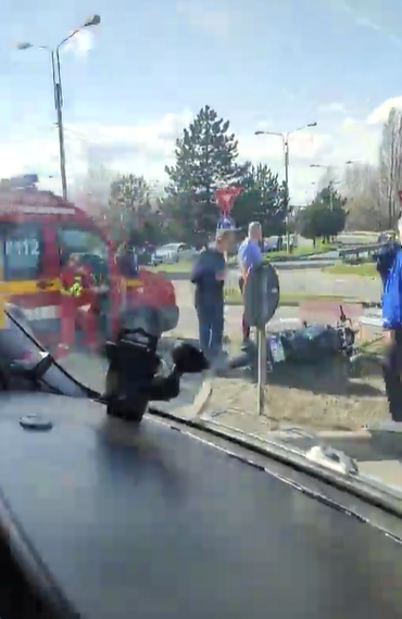 VIDEO. Motociclist lovit de o mașină pe strada Clujului