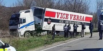 Cu camionul în copac. Pasagerul și șoferul au primit îngrijiri medicale