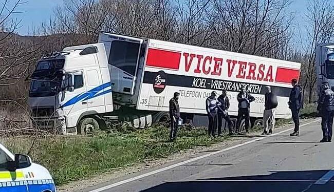 Cu camionul în copac. Pasagerul și șoferul au primit îngrijiri medicale