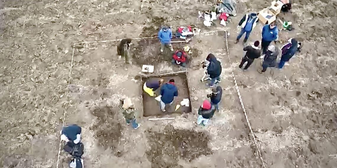 Arheologii amatori de la Dacia Crisius au participat la cercetarea unui mormânt de războinic dac, membru al elitei societății de acum mai bine de 2000 de ani, cu un inventar impresionant