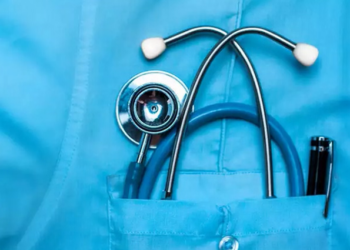 Al treilea asistent medical care vrea să se sinucidă în câteva săptămâni. S-a aruncat în gol de la etajul patru. Înainte a ingerat detratrant