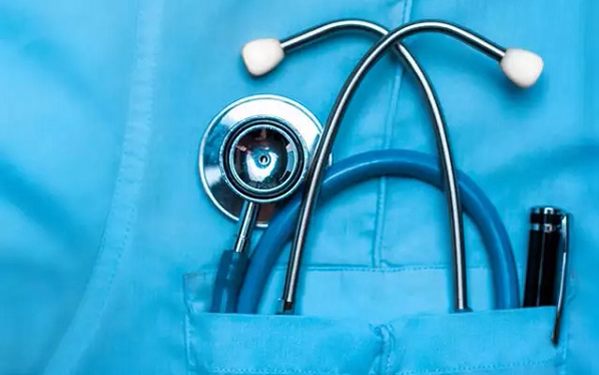 Al treilea asistent medical care vrea să se sinucidă în câteva săptămâni. S-a aruncat în gol de la etajul patru. Înainte a ingerat detratrant