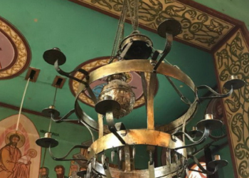 Biserica din Bihor, construită de Armată. Candelabru ornamentat cu gloanțe