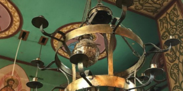 Biserica din Bihor, construită de Armată. Candelabru ornamentat cu gloanțe