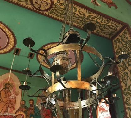 Biserica din Bihor, construită de Armată. Candelabru ornamentat cu gloanțe