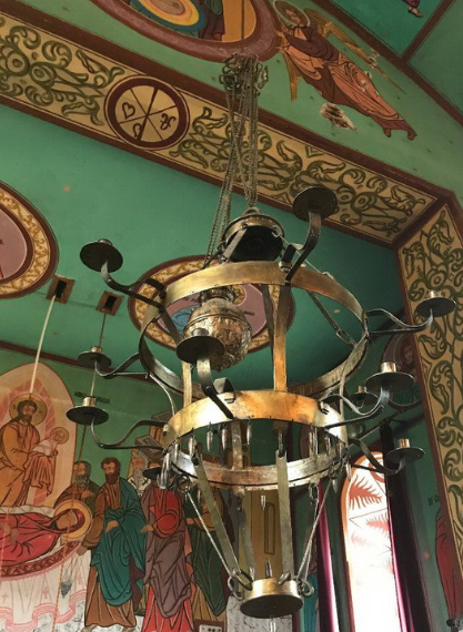 Biserica din Bihor, construită de Armată. Candelabru ornamentat cu gloanțe