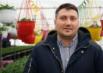 GALERIE. Horticultorul care știe secretul florilor. Hrănește sute de mii de flori, de primăvară, cu muzică