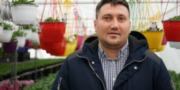 GALERIE. Horticultorul care știe secretul florilor. Hrănește sute de mii de flori, de primăvară, cu muzică