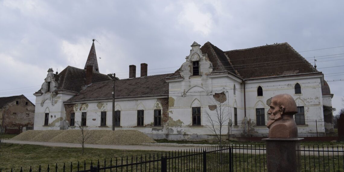 Conac de peste 150 de ani, salvat de escavator