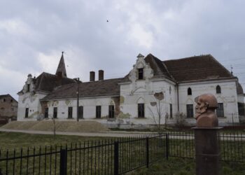 Conac de peste 150 de ani, salvat de escavator