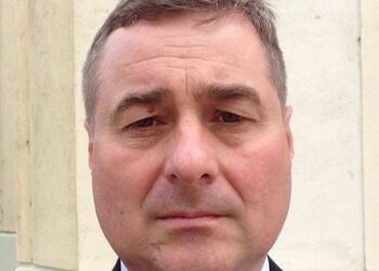 VIDEO. Primăria Oradea le bagă pe gât betoane orădenilor de pe Enescu. ”Grădina noastră va fi ucisă.Nimeni nu a cerut parcări în locul grădinii. Nimeni nu are nevoie de asfaltul ce urmează să ucidă natura. Să încingă aerul.Să ne sufoce”