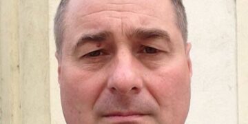  VIDEO. Primăria Oradea le bagă pe gât betoane orădenilor de pe Enescu. ”Grădina noastră va fi ucisă.Nimeni nu a cerut parcări în locul grădinii. Nimeni nu are nevoie de asfaltul ce urmează să ucidă natura. Să încingă aerul.Să ne sufoce”