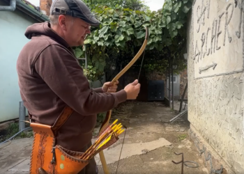 GALERIE. Un învățător dintr-o comună din Bihor, singurul fabricat de arcuri dacice tradiţionale, din România. E și părintele unui arc desenat de el însuşi, unic în lume prin forme şi dinamică