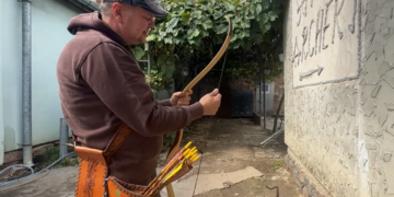 GALERIE. Un învățător dintr-o comună din Bihor, singurul fabricat de arcuri dacice tradiţionale, din România. E și părintele unui arc desenat de el însuşi, unic în lume prin forme şi dinamică