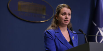  Pe ușa din dos în liceu.„Chiar dacă un copil ar avea o zi proastă în ziua concursului de admitere, dacă el va fi ales de către liceu, are şansa să concureze din nou pe baza repartizării computerizate“