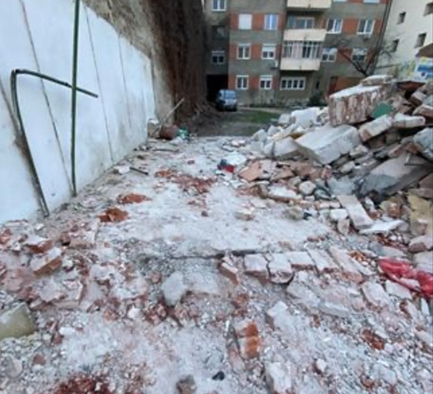 Locatarii de pe Enescu, plângere la Disciplina în Construcții. Au demolat fără autorizație construcțiile edificate în strada George Enescu, obiectiv încadrat în Zona Construită Protejată Olosig Ultracentral