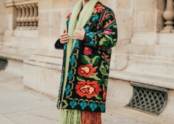 Cel mai în vogă dansator român, orădeanul Emil Rengle, experiență unică la Paris Fashion Week. Ținutele sale, admirate pe străzile capitalei modei