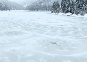 Fenomen rar pe un lac din Apuseni surprins de președintele Rescue Transilvania