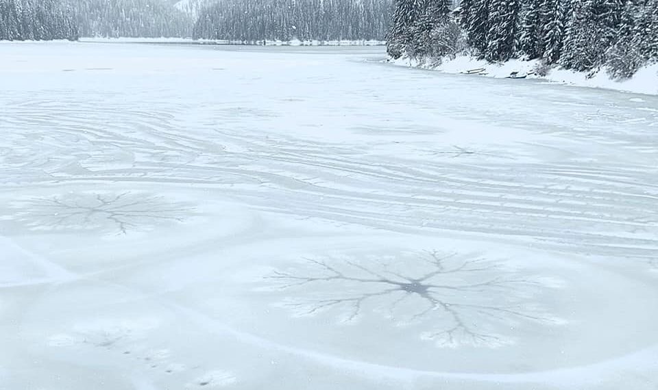 Fenomen rar pe un lac din Apuseni surprins de președintele Rescue Transilvania