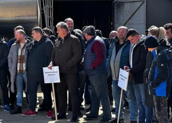 Au vărsat o cisternă de lapte în semn de protest. Fermierii de la Crisana Lact refuză să mai finanțeze economiile altor state europene în detrimentul economiei noastre