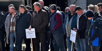 Au vărsat o cisternă de lapte în semn de protest. Fermierii de la Crisana Lact refuză să mai finanțeze economiile altor state europene în detrimentul economiei noastre