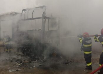 Tir în flăcări în curtea unei firme din Oradea