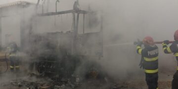 Tir în flăcări în curtea unei firme din Oradea