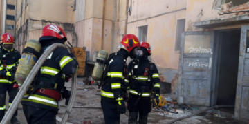 Au evitat o deflagrație în centrul orașului.În subsolul clădirii unde a izbucnit incendiul erau patru butelii cu acetilenă și două cu oxigen