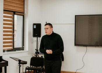 Nici un țel nu e prea ambițios pentru un copil de la țară. Răzvan Foncea, absolvent al Școlii din Căbești, e student la UBB Cluj Napoca, a fost Delegat de Tineret al României la ONU, a avut o bursă de studiu din partea Departamentului de Stat al SUA, master la Paris