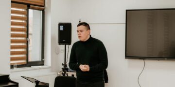 Nici un țel nu e prea ambițios pentru un copil de la țară. Răzvan Foncea, absolvent al Școlii din Căbești, e student la UBB Cluj Napoca, a fost Delegat de Tineret al României la ONU, a avut o bursă de studiu din partea Departamentului de Stat al SUA, master la Paris