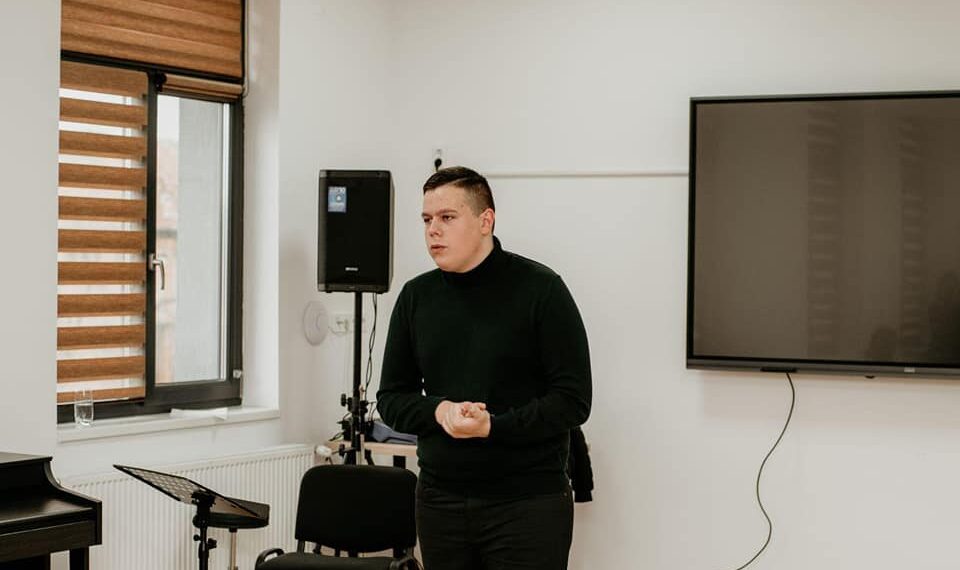 Nici un țel nu e prea ambițios pentru un copil de la țară. Răzvan Foncea, absolvent al Școlii din Căbești, e student la UBB Cluj Napoca, a fost Delegat de Tineret al României la ONU, a avut o bursă de studiu din partea Departamentului de Stat al SUA, master la Paris