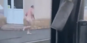 Un bărbat de 56 de ani, filmat alergând gol prin Rogerius