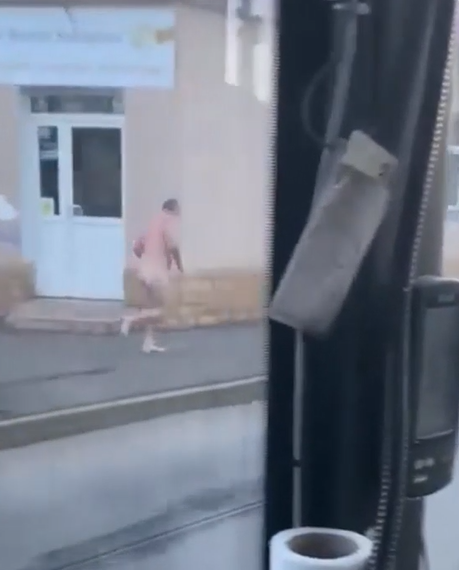 Un bărbat de 56 de ani, filmat alergând gol prin Rogerius