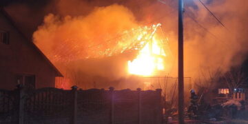 Sântionul în flăcări. O casă scrum și încă alte trei locuințe afectate