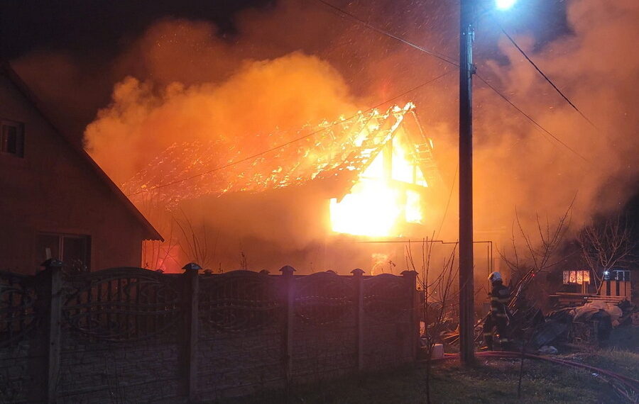 Sântionul în flăcări. O casă scrum și încă alte trei locuințe afectate