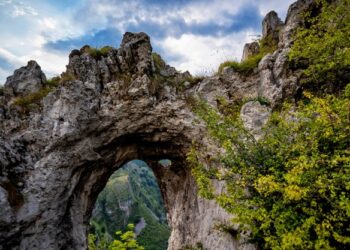 Scheletul unei femei a fost găsit pe un traseu montan din Gorj: rămăşiţele umane sunt de mult timp, oasele complet dezgolite