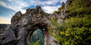 Scheletul unei femei a fost găsit pe un traseu montan din Gorj: rămăşiţele umane sunt de mult timp, oasele complet dezgolite