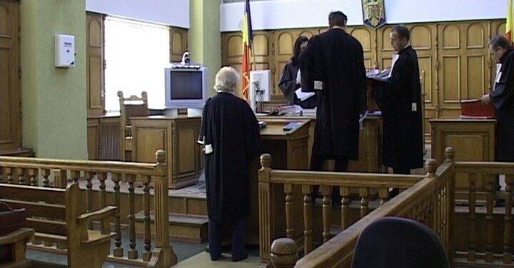 Colaps în Justiție.Judecătoarea care a intrat în ședință și cu 750 de dosare atrage atenția că s-ar putea pronunța pe o hotărâre nelegală peste 3-4 ani