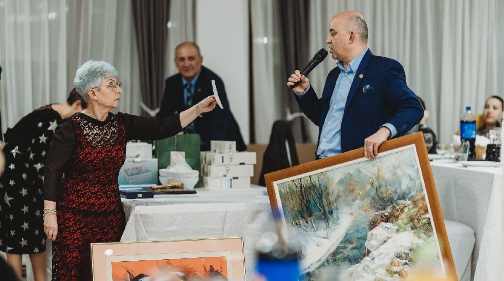 GALERIE. La cel mai important eveniment monden din Marghita s-au strâns bani pentru educație. Obiecte cu autografele lui Duckadam, Florin Piersic, Nicu Alifantis, licitate.  Moment emoționant : inginerul Valeriu Sabău, Past President Rotary In Memoriam