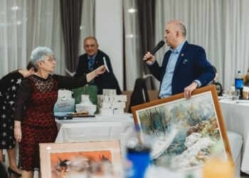 GALERIE. La cel mai important eveniment monden din Marghita s-au strâns bani pentru educație. Obiecte cu autografele lui Duckadam, Florin Piersic, Nicu Alifantis, licitate.  Moment emoționant : inginerul Valeriu Sabău, Past President Rotary In Memoriam