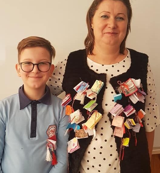 Profa de Oscar a Bihorului, provocare pentru elevii săi. Copiii își prezintă cartea preferată realizând un mărtișor-cărțișor