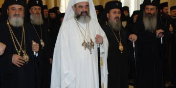 Biserica Ortodoxă Română critică vehement proiectele de legi ale Educaţiei publicate de ministrul Ligia Deca: „diversitatea sexuală” în şcoli este „total abuzivă și nocivă”; „ideologia de gen descrie ca normalitate o deviație psiho-somatică, transgenderismul”