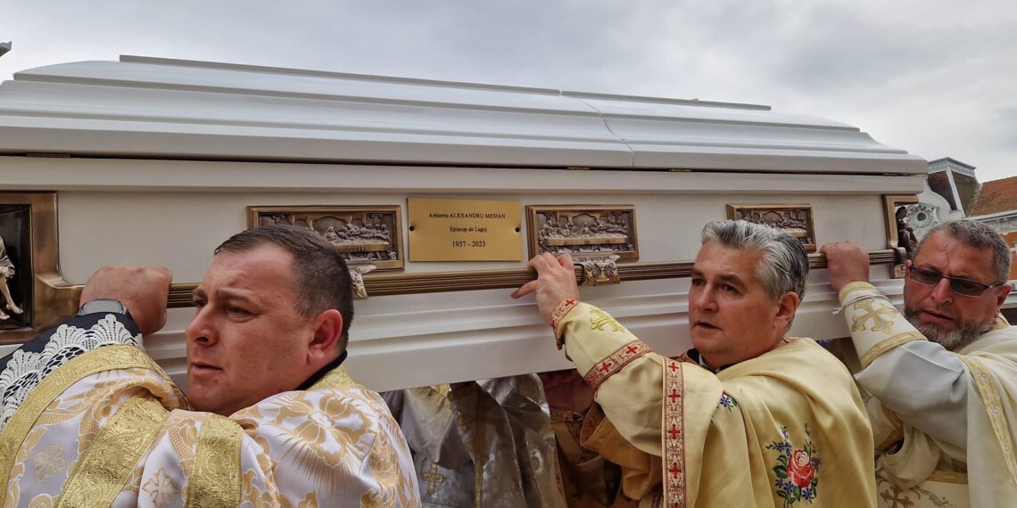 GALERIE. Internat de urgență cu insuficiență respiratorie acută. Episcopul Bercea, la funeraliile regretatului episcop Alexandru Mesian