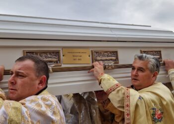 GALERIE. Internat de urgență cu insuficiență respiratorie acută. Episcopul Bercea, la funeraliile regretatului episcop Alexandru Mesian