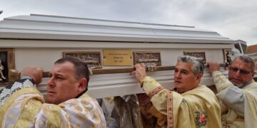 GALERIE. Internat de urgență cu insuficiență respiratorie acută. Episcopul Bercea, la funeraliile  regretatului episcop Alexandru Mesian