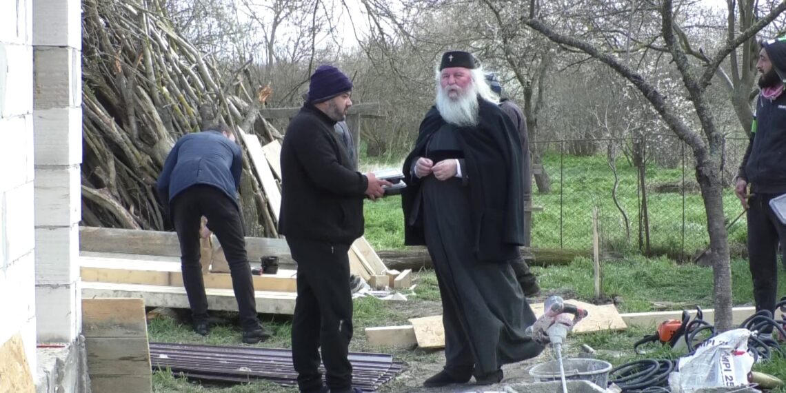 A construit o casă pentru un bătrân în doar 3 zile. Cetățean de onoare al Beiușului, ÎPS Ioan Selejan nu uită drumul de la slugă în Banat la Mitropolit al Banatului