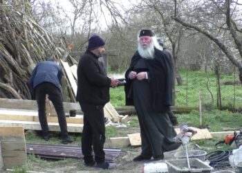 A construit o casă pentru un bătrân în doar 3 zile. Cetățean de onoare al Beiușului, ÎPS Ioan Selejan nu uită drumul de la slugă în Banat la Mitropolit al Banatului