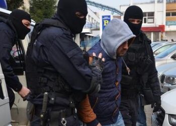 Încă un obsedat sexual, reținut. Exibiționism și acte sexuale explicite în fața unei femei în Parcul 1 Decembrie. A încercat să atingă o tânără în zona intimă într-o sală de jocuri