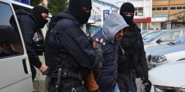 Încă un obsedat sexual, reținut. Exibiționism și acte sexuale explicite în fața unei femei în Parcul 1 Decembrie. A încercat să atingă o tânără în zona intimă într-o sală de jocuri