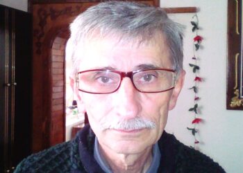 GALERIE.Student la 70 de ani.Emeric Siszer e în anul II la Arte Vizuale, la Universitatea Oradea. În comunis a făcut un Moș Gerilă robot, iar acum a inovat un sistem de urzit